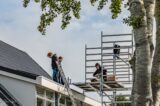Plaatsing zonnepanelen op dak van kantine op zaterdag 2 oktober 2021 (4/23)